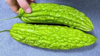 I just learned today that you can’t put oil in frying bitter gourd first. I will teach you a trick