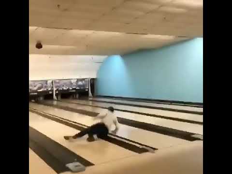 Bowling topunu kendi kafasına atan adam