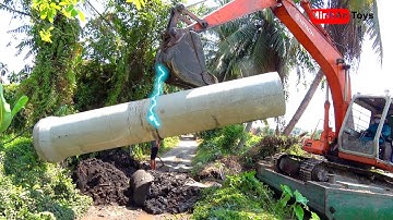 Máy xúc cẩu Hitachi múc đất để đặt cống thoát nước cho kênh rạch (Excavators) | MinhAn Toys