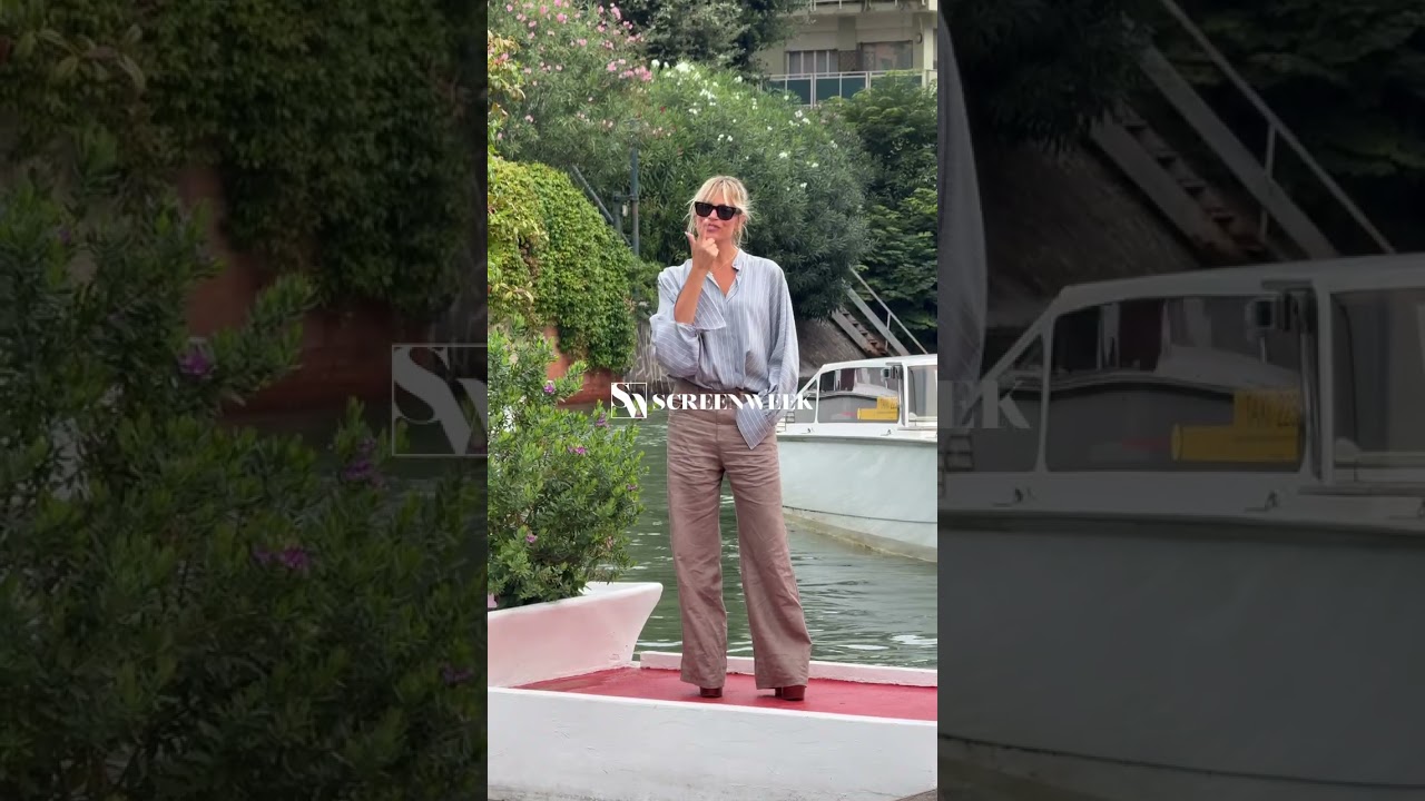 Micaela Ramazzotti saluta i fan al Lido di 