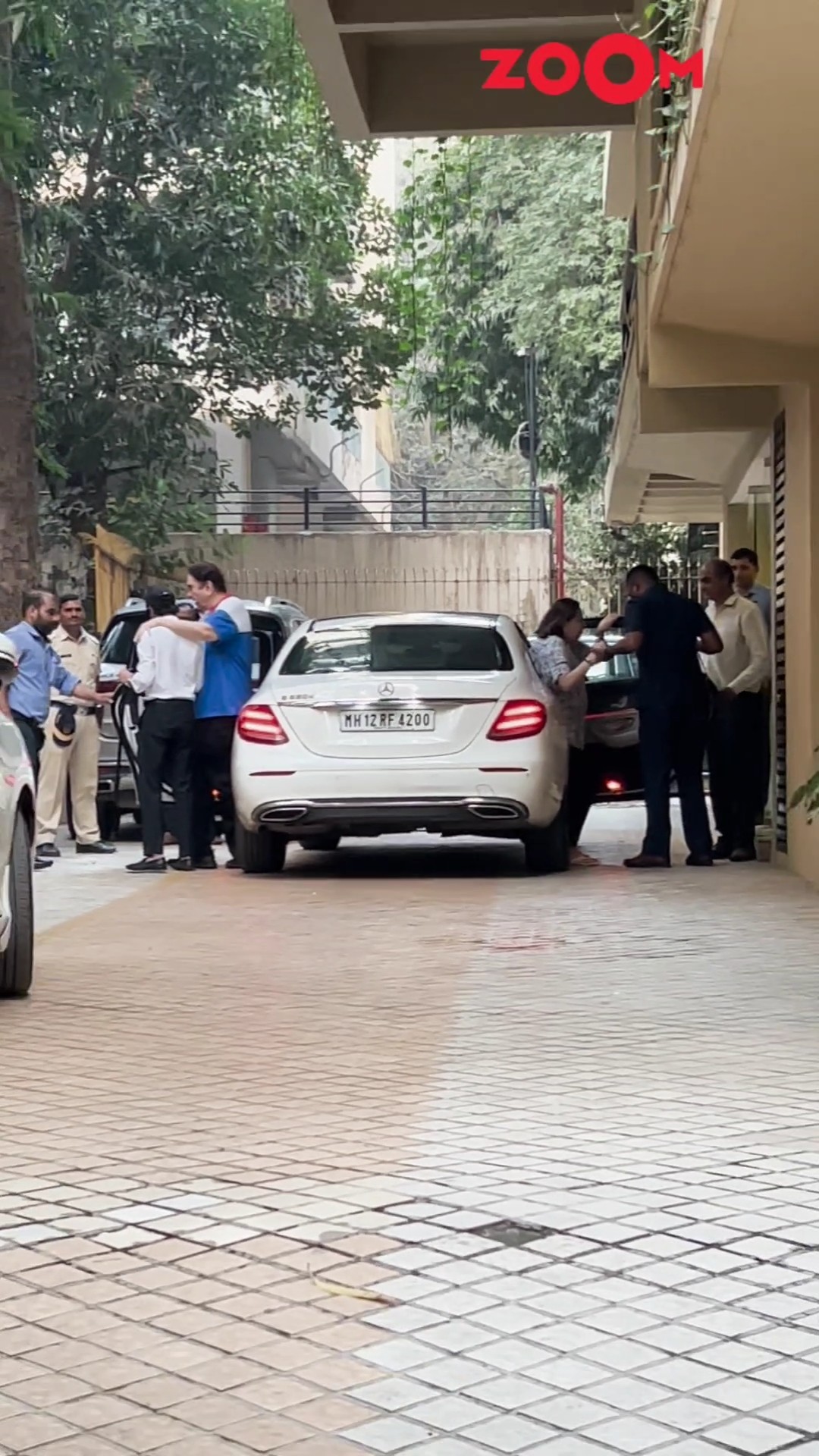Kareena Kapoor's parents' Babita \u0026 Randhir ji ARRIVE at Karisma house post ATTACK on Saif? #shorts