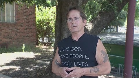 "Love overcomes all things" | Man stops bank robbery with an unexpected act of kindness in Californi