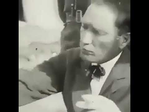 Atatürk sigara içerken