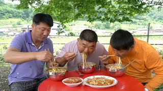 흐린날 먹으면 더 맛있는 매콤한 김치칼국수(Noodle Soup with Kimchi) screenshot 2