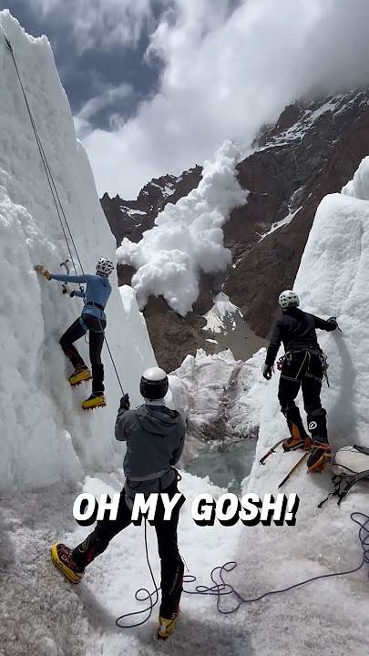 Climbers face sudden avalanche! 😳🫣  -  🎥 BVIRAL / redddlong