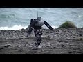 砂浜を歩くヒューマノイドロボット(The humanoid robot which walks the sandy beach.)