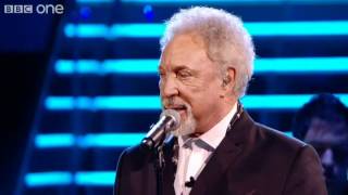 Sir Tom and Leanne duet 'Mama Told Me Not To Come' - The Voice UK - Live Final - BBC One chords