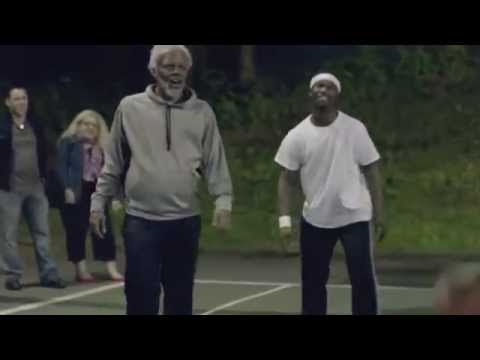 Kyrie Irving se déguise en papy et humilie des jeunes au basket