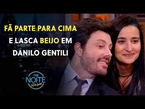 Danilo beijoqueiro! A fã não perdeu tempo e lascou um beijo no apresentador | The Noite (23/08/22)