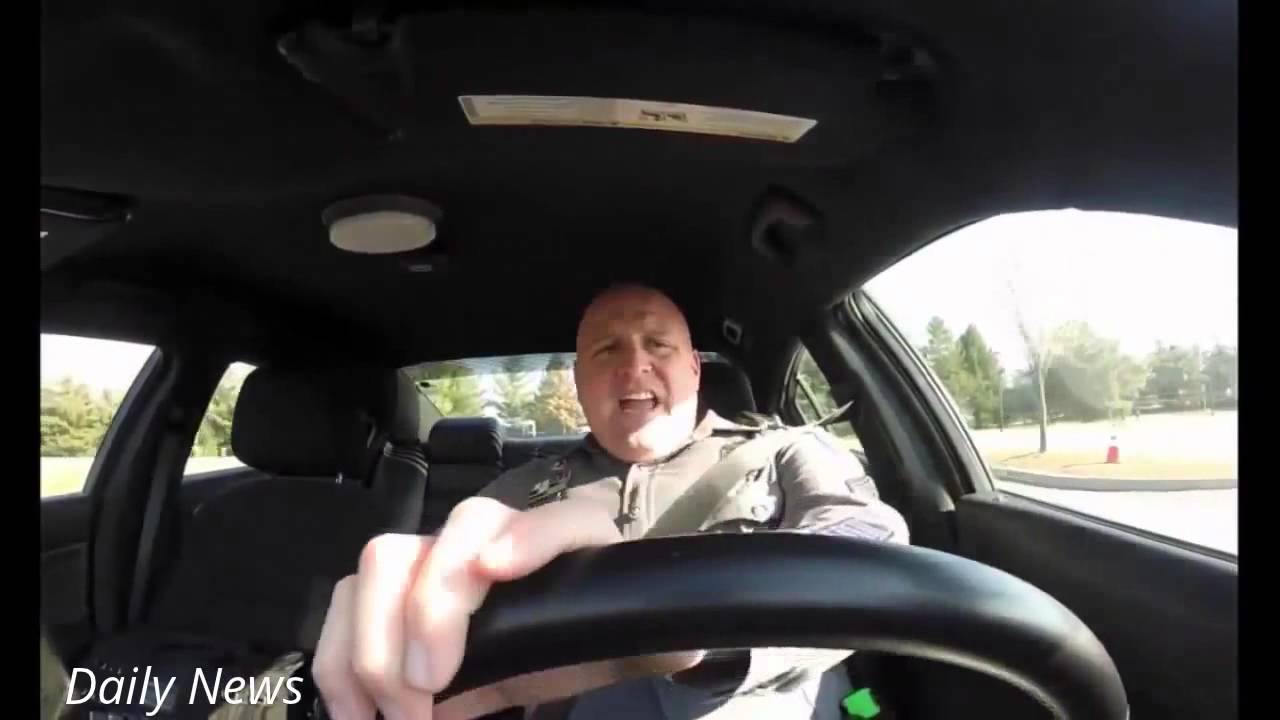 Un policier chante Taylor Swift au volant