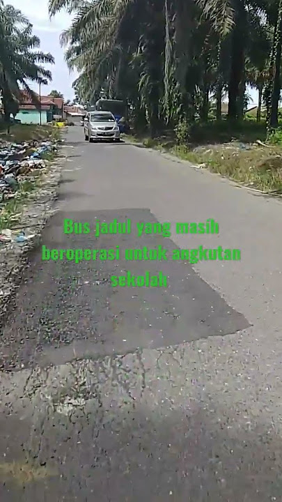 Bus jadul masih beroperasi untuk angkutan sekolah #dumptruck #jiandong #umplungmenolakpunah #elf