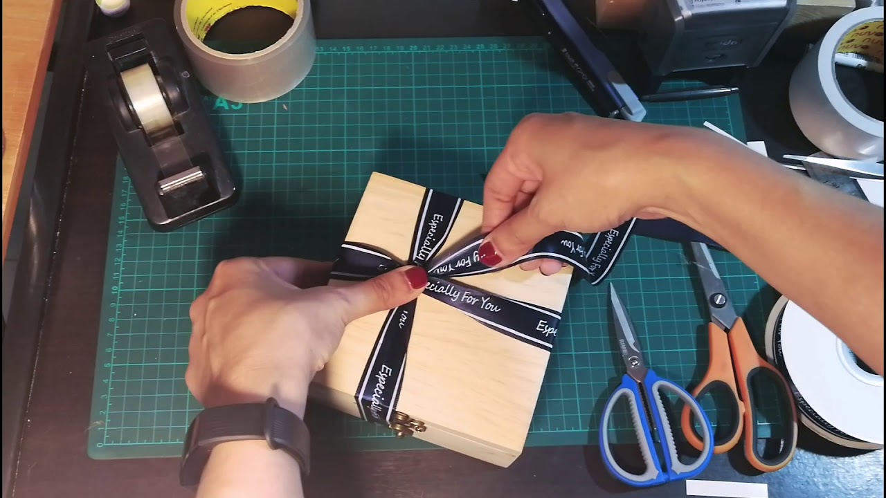 How to tie a ribbon bow.: วิธีผูกโบว์ริบบิ้นง่ายๆ
