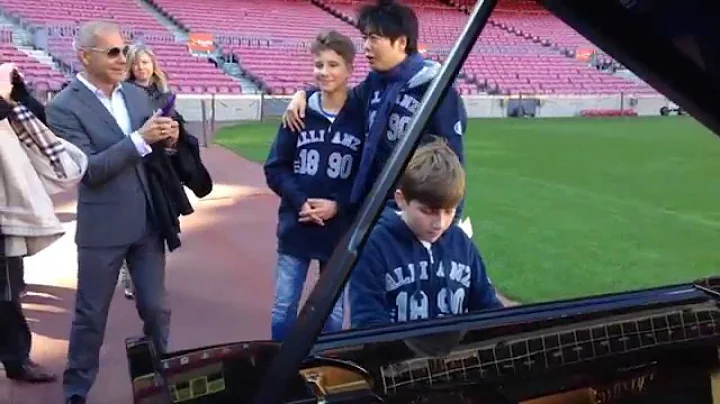 Lang Lang surprises Jan Nikovi at Camp Nou / Barce...