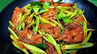 1124 ผัดเผ็ดผักบุ้งปลาดุกกรอบ Stir Fried Morning Glory with Red curry and Fried Catfish