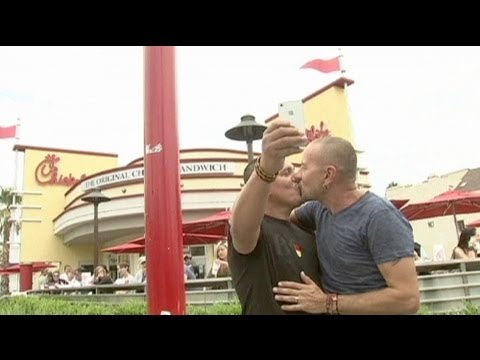 Eşcinsellerden öpüşme eylemi