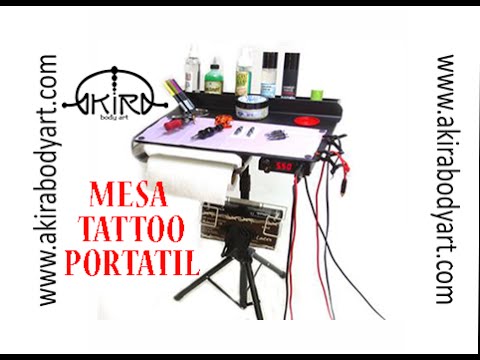 Mesa para tatuar regulable con apoyabrazos regulable integrado.