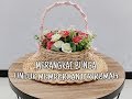 Merangkai bunga dalam keranjang dan ring rotan bulat