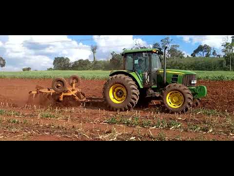 John deere 6125j puchando grade 18x28