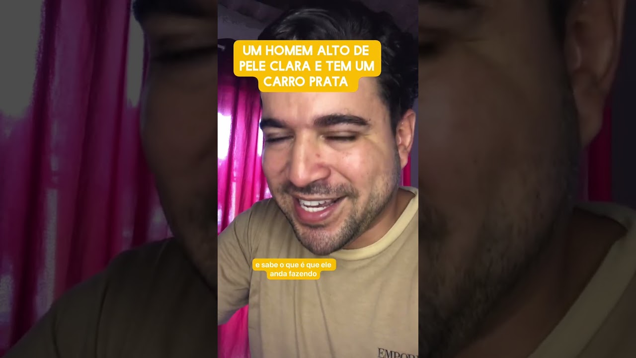 Um homem alto de pele clara de carro Plata 