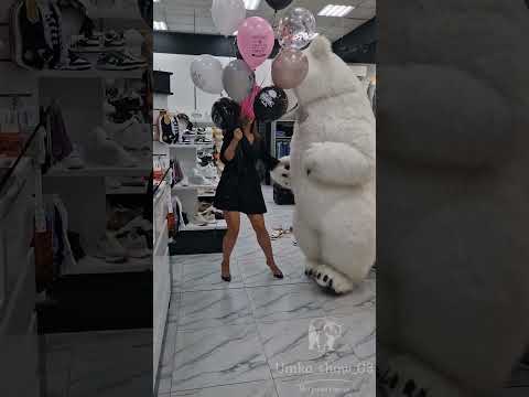Неожиданное поздравление в магазине albert_woman_shop с участием белого мишки. #shorts #🐻‍❄️ #2022