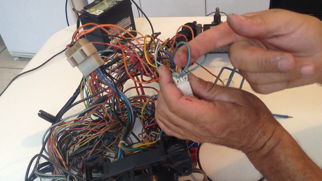 Mendonça - FIAT UNO 4/4 testando a chave do limpador e relê temporizador de para brisa.