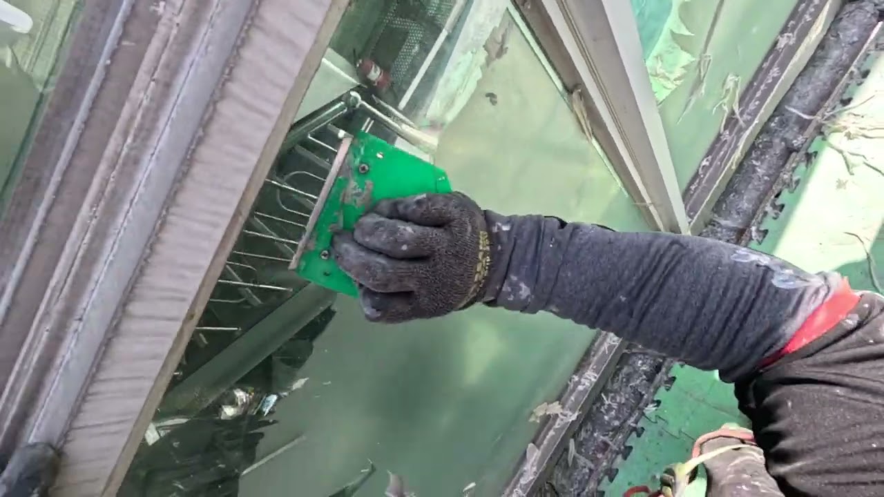 공장 유리창 시트지제거중이에요 엄청 빡셈 #시트지제거 #유리창 #유리창청소 #건물관리 #건물 #다옴종합클린 #로프공 #로프 #스카이작업 #파주시 #파주 #김포