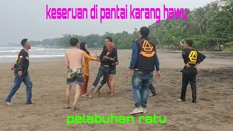 sambil bermain saat berada di pantai pelabuhan ratu.