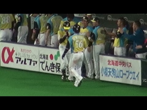 170429 小さい犠飛でも生還した市川に両手合わせで感謝する西川遥輝
