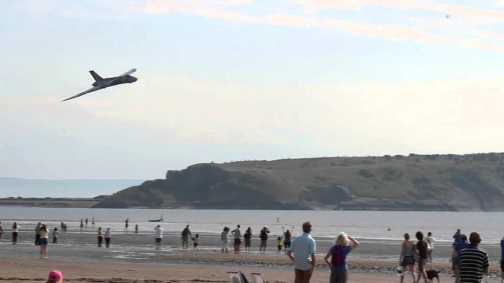 Vulcan Bomber stuns beach-goers with a low fly by.