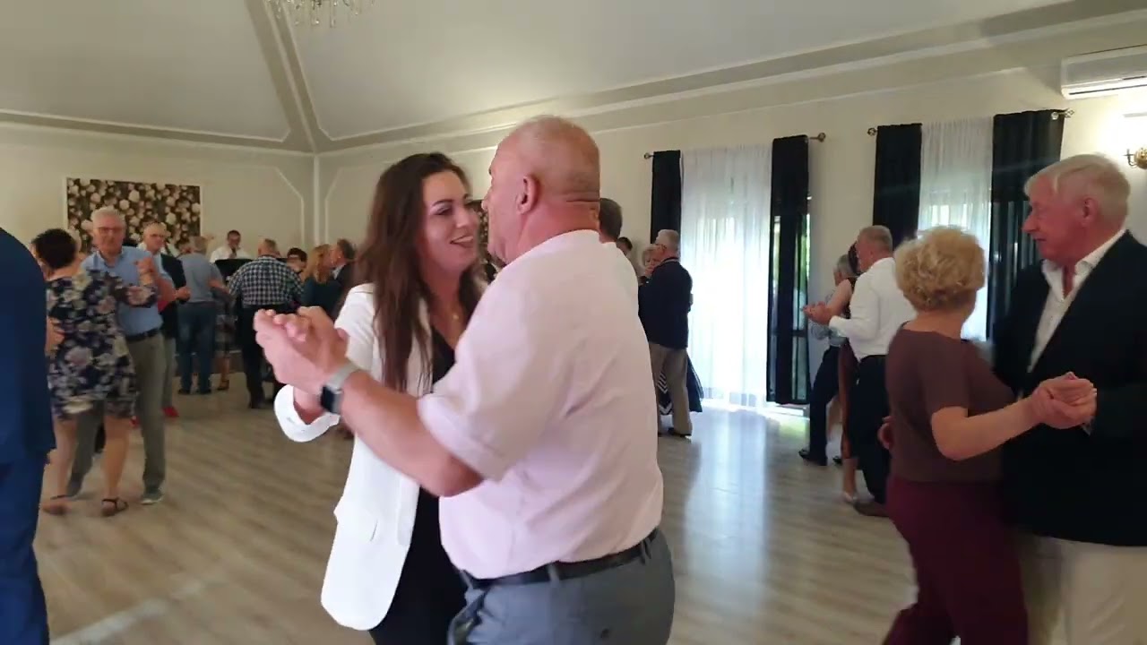 Wspaniała tancerka Pani Ania ze Słupska pięknie wiruje z Panem Markiem z Mińska Maz. w Złotym Dworze