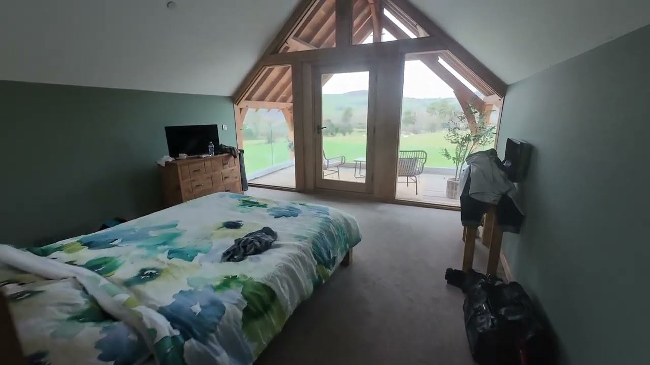 Я остановился в квартире, забронированной через Airbnb в Уэльсе, в Лландрилло, 7 спален.