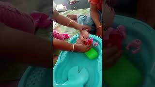 Bermain Boneka...adek Bayix Mandi Dulu Yaa....