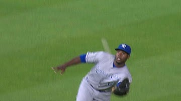KC@HOU: Cain dives to make the catch after a long run
