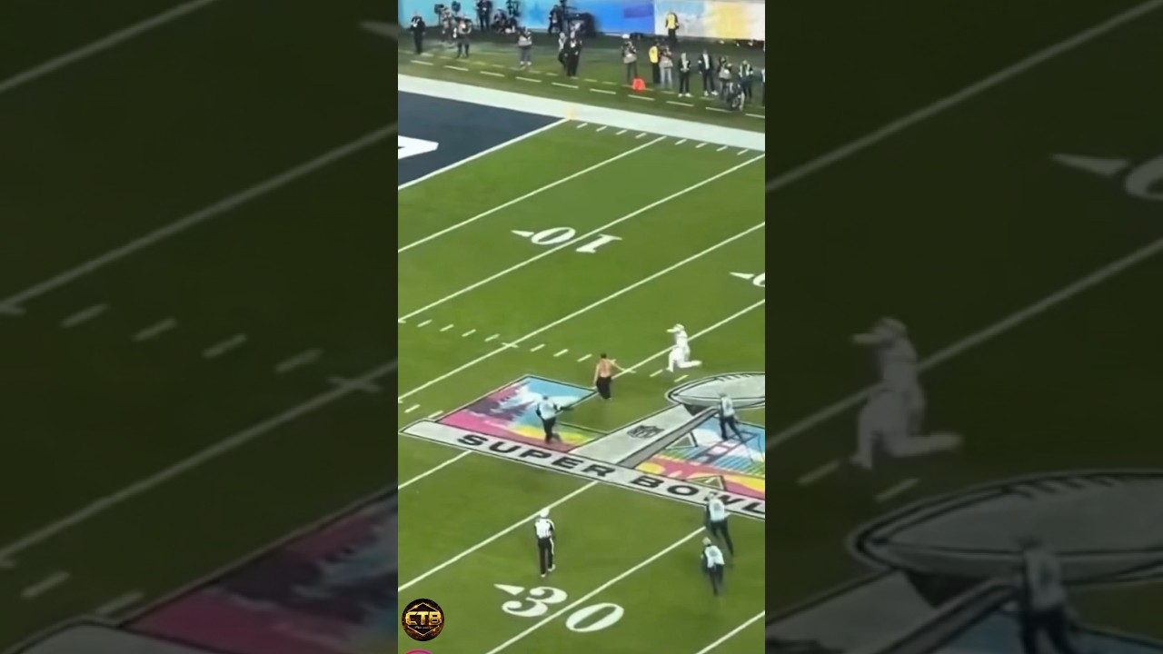 GUY RUNS ON THE FIELD @THESUPERBOWL 😂 
