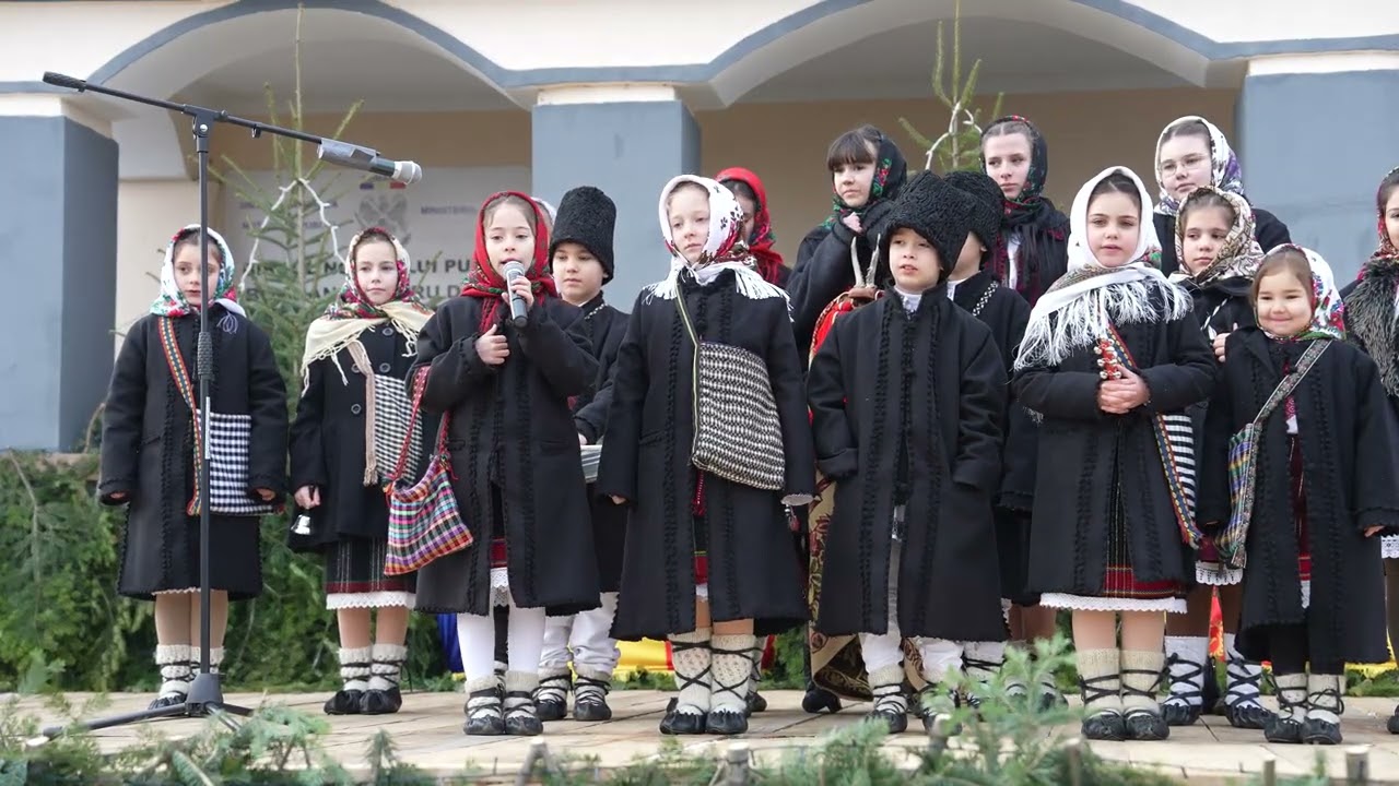 Datini și obiceiuri de iarnă din comuna Mălini. Spectacol organizat în ajunul Anului Nou