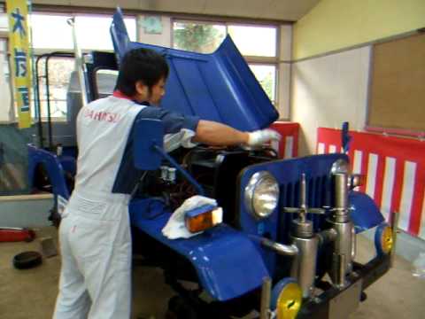 木炭自動車とレトロ車館 木炭車Jeep エンジン始動！ - YouTube