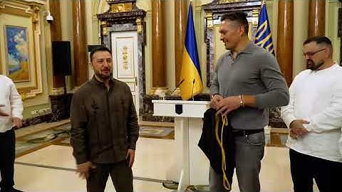 Олександр Усик подарував Володимиру Зеленському пояс чемпіона світу у важкій вазі за версією WBC
