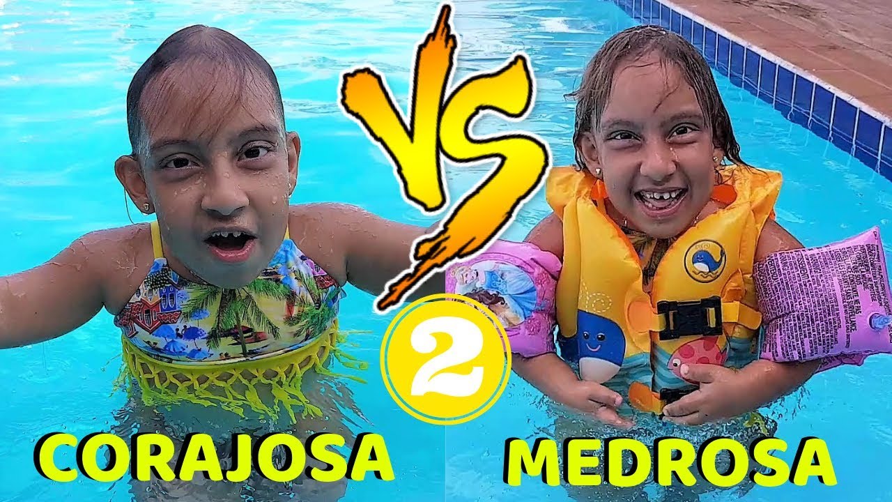 MC Divertida has fun in the pool with her friend Jessica - Família