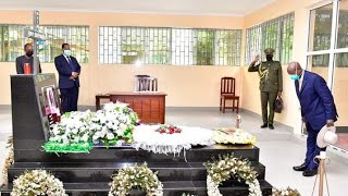 Museveni at Magufuli's grave in Chato, pays respects