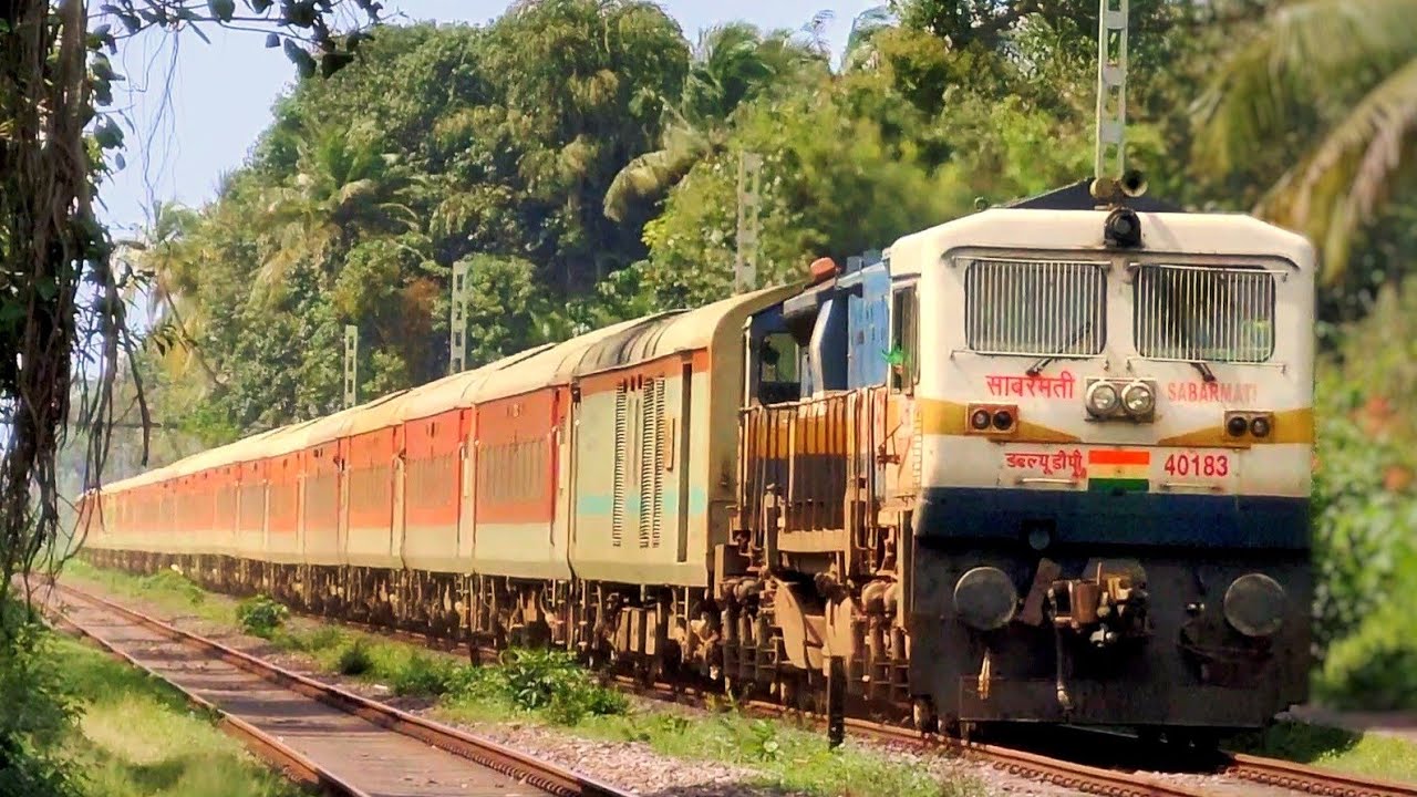 Perfect crossing of trains in Konkan railway at Suravali 02432 NDLS - TVC Rajdhani special x freight