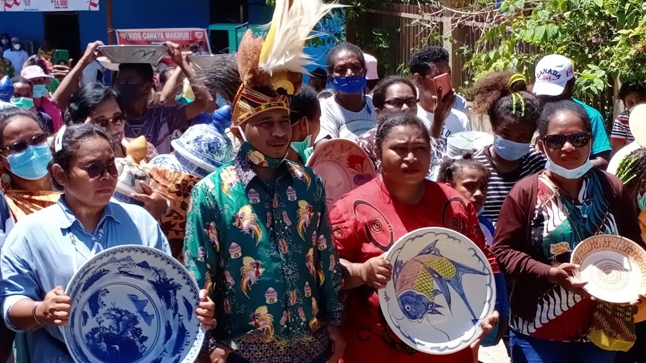 Peminangan Adat Suku Biak Antar Mas Kawin Insos Sawen Di Jayapura Papua Youtube