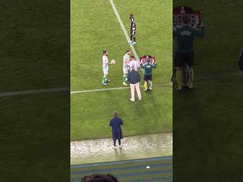 Isco le da