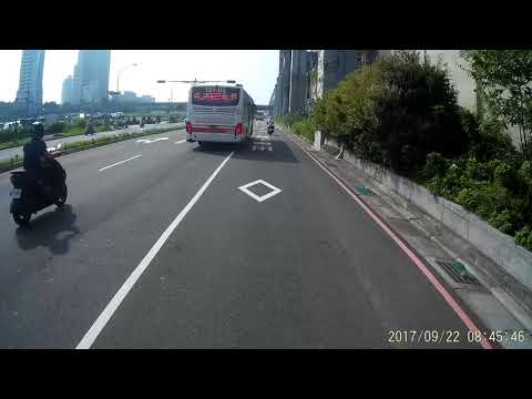 2017 09 22 原來公車擠過來是為了閃車禍現場
