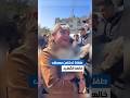 بالدموع طفلة تحتضن جاكيت خالها بعد استشهاده بعدوان الاحتلال على قطاع غزة