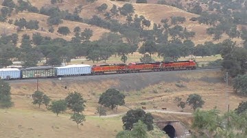 Tehachapi Loop BNSF freight train 6-5-2020