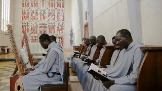 Des moines du Sénégal rendent grâce à Dieu au son de la kora