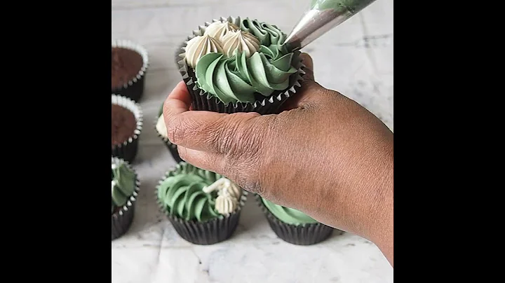 CUPCAKE DECORATING! | Piping Buttercream Cupcakes with Tips 1M,8B,104 A Baker's Confession #shorts