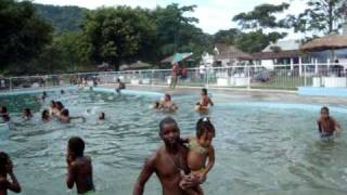 Pai Ustando A Filha Na Piscina