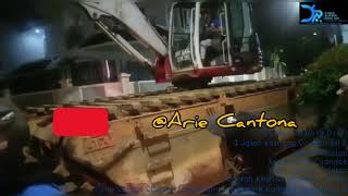 Mobilisasi Alat Berat Excavator Malam Hari