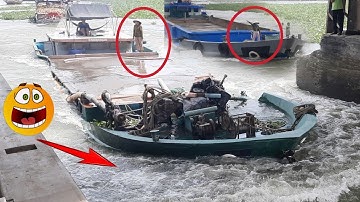 Sà lan.ghe gỗ vượt cống mạnh mẽ hấp dẫn tại cống ngăn mặn TRÀ VINH